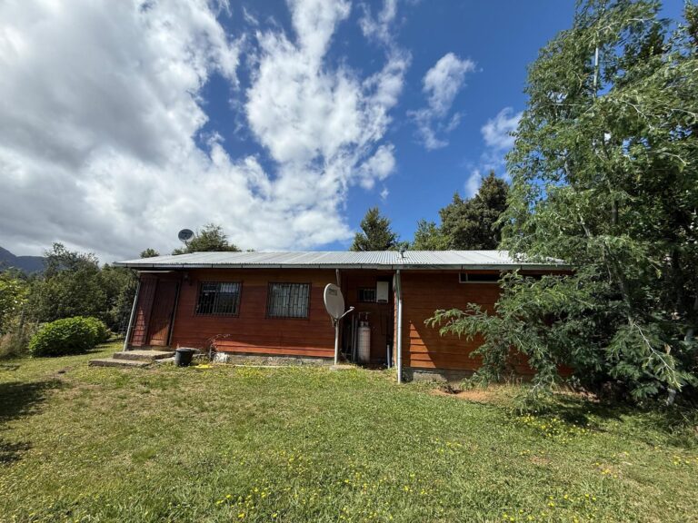 Parcela con casa en Pucón, 2.500 m² con piscina y vista al volcán - 01 parcela casa pucon fachada