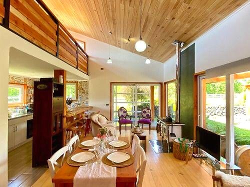 Casa 2 habitaciones 2 baños - 03 casa cabana pucon vintage comedor living 1