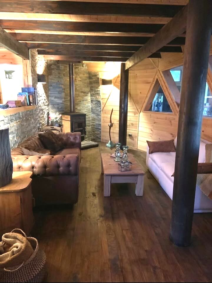 Venta de cómoda y acogedora casa en parcela - 03 casa domo geodesico pucon living