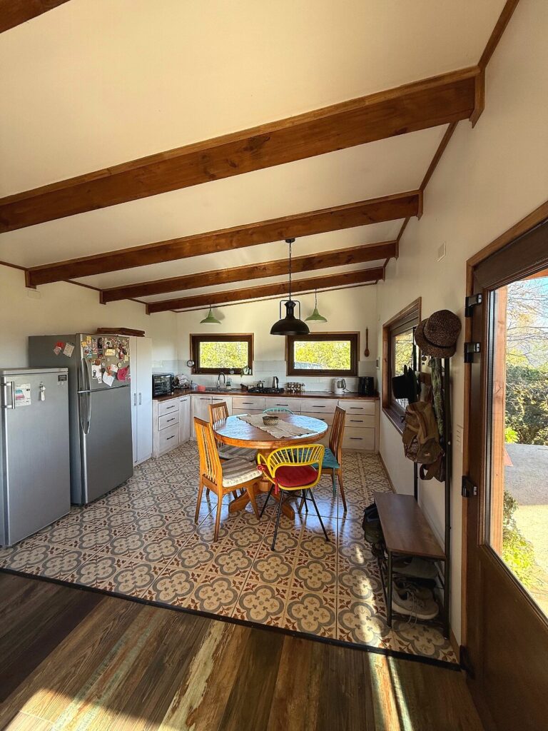 Pucón, sector Candelaria, parcela con 3 casas, vista al lago - 04 parcela candelaria pucon cocina comedor