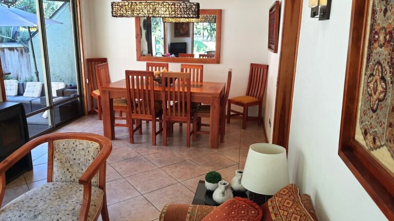 Casa en Venta en Prestigioso Condominio de Pucón - 05 casa condominio pucon comedor