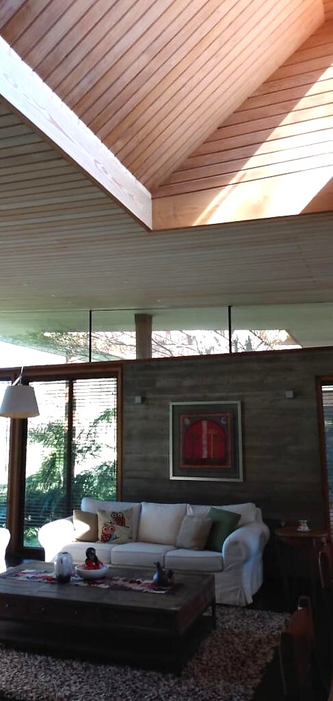 Pucón, preciosa casa en condominio a 10 mins de Pucón - 05 casa condominio rio trancura pucon living detalle