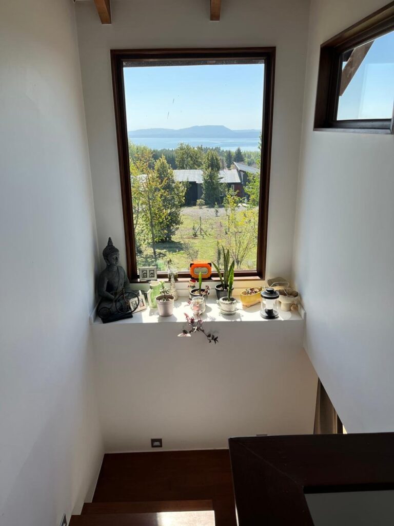 Casa con vistas increíbles al lago, parcela de 5.000 m² - 05 casa vista lago hall vista lago