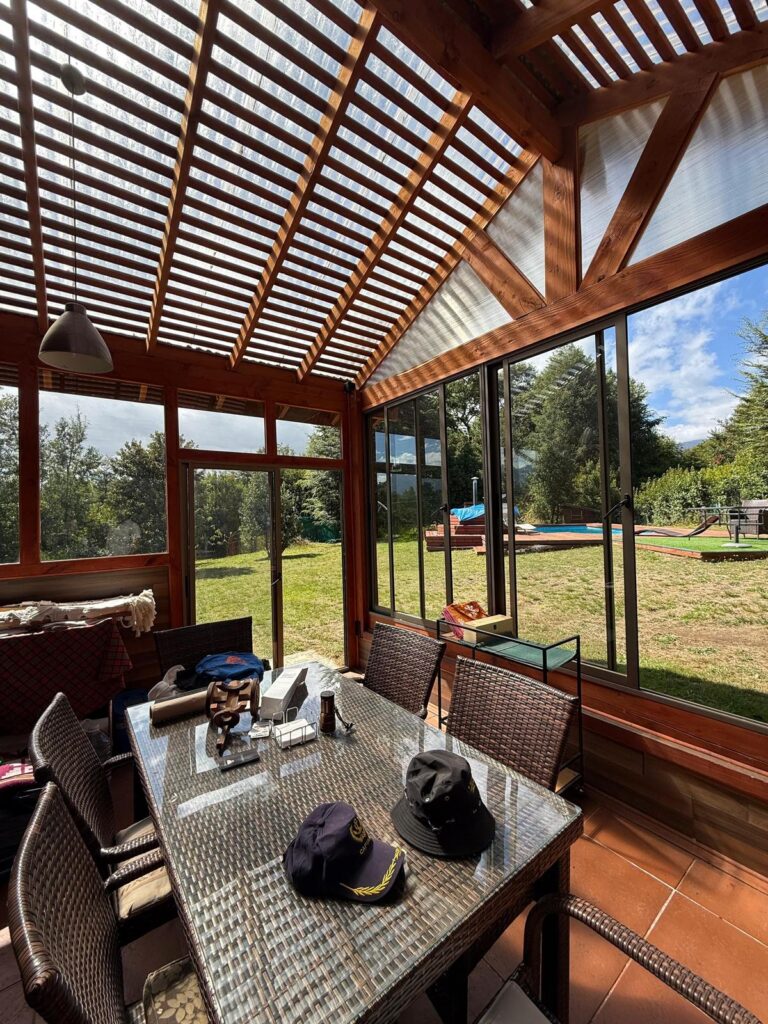 Parcela con casa en Pucón, 2.500 m² con piscina y vista al volcán - 05 parcela casa pucon terraza comedor