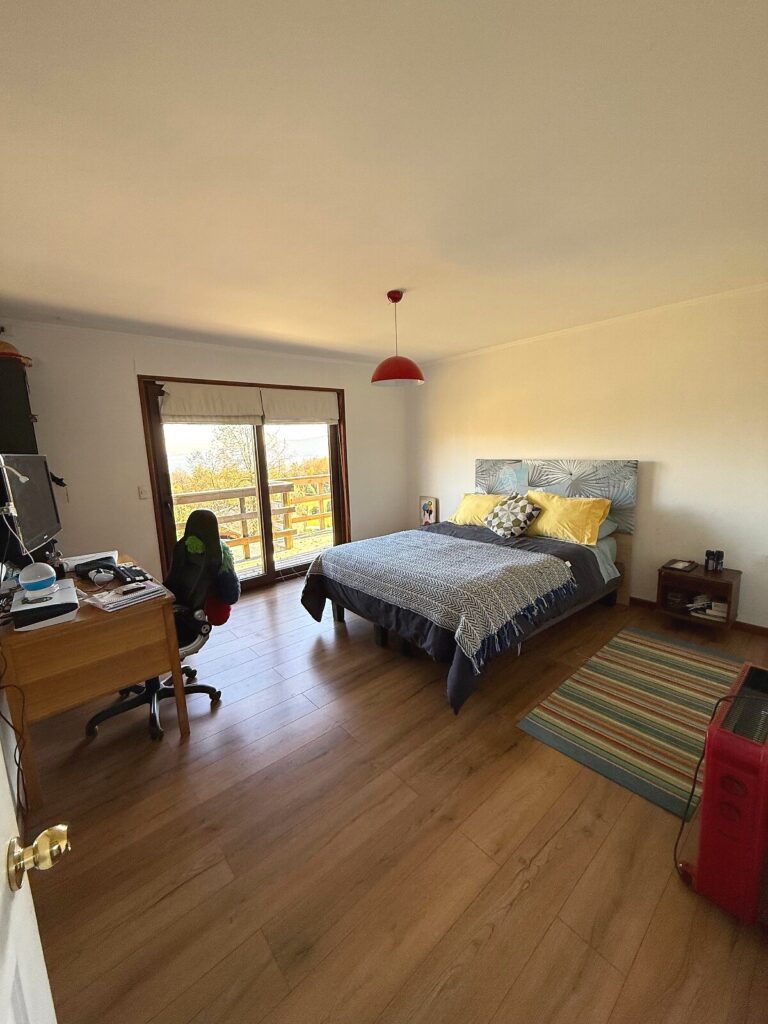 Pucón, sector Candelaria, parcela con 3 casas, vista al lago - 08 parcela candelaria pucon dormitorio vista lago