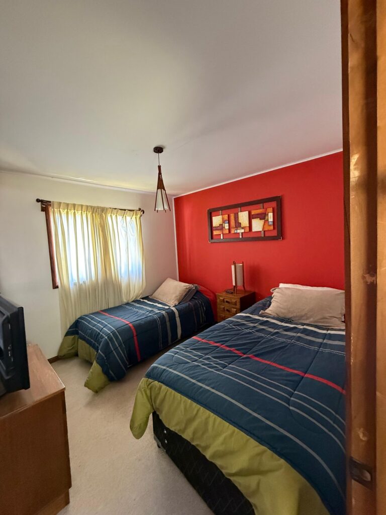 Parcela con casa en Pucón, 2.500 m² con piscina y vista al volcán - 08 parcela casa pucon dormitorio secundario