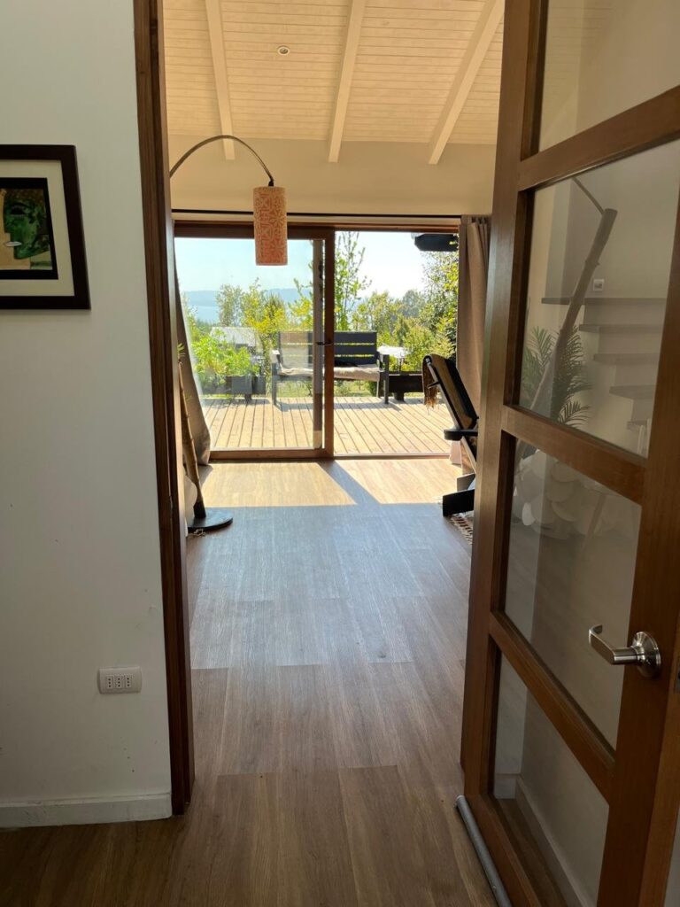 Casa con vistas increíbles al lago, parcela de 5.000 m² - 10 casa vista lago pasillo terraza