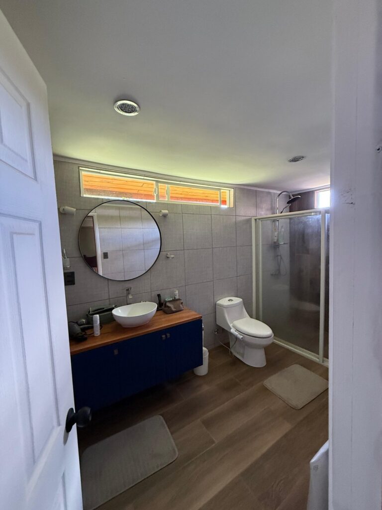 Parcela con casa en Pucón, 2.500 m² con piscina y vista al volcán - 10 parcela casa pucon bano 2