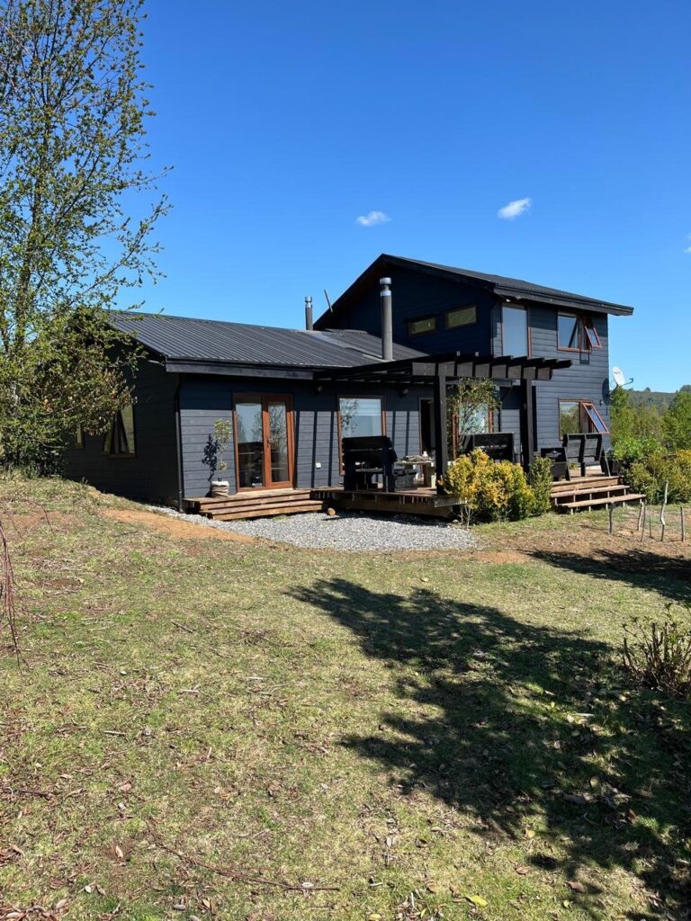 Casa con vistas increíbles al lago, parcela de 5.000 m² - 13 casa vista lago fachada 2