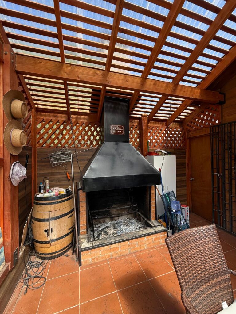 Parcela con casa en Pucón, 2.500 m² con piscina y vista al volcán - 13 parcela casa pucon quincho parrilla