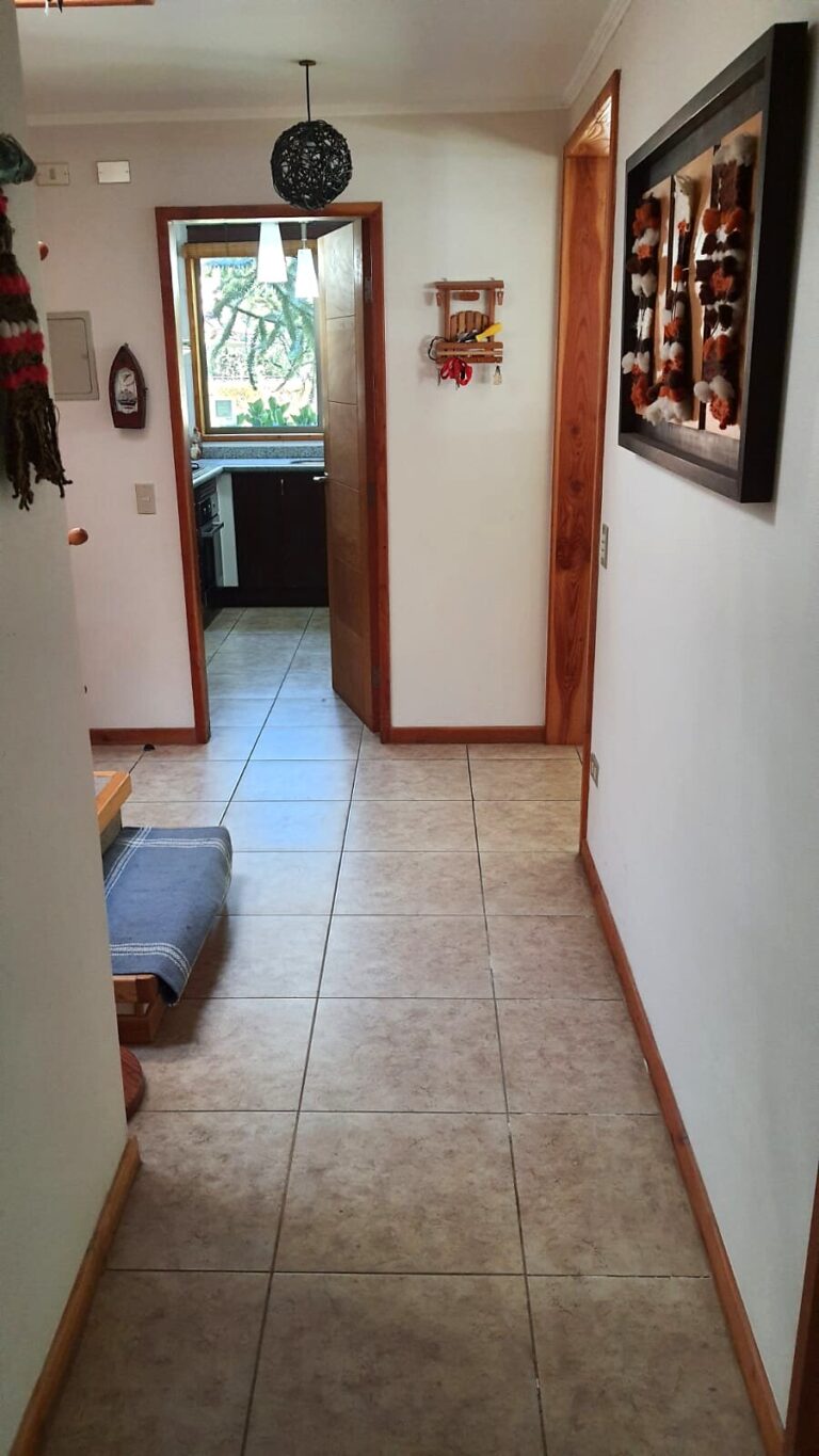 Casa en Venta en Prestigioso Condominio de Pucón - 18 casa condominio pucon pasillo cocina