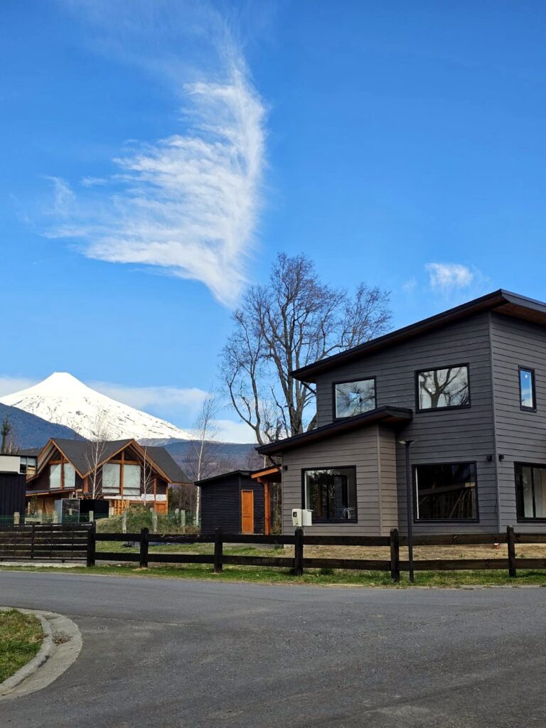 Casa nueva de 4 dormitorios en condominio, vista al volcán — Pucón - Casa 4d3b condominio pucon vista volcan 01 fachada vista volcan