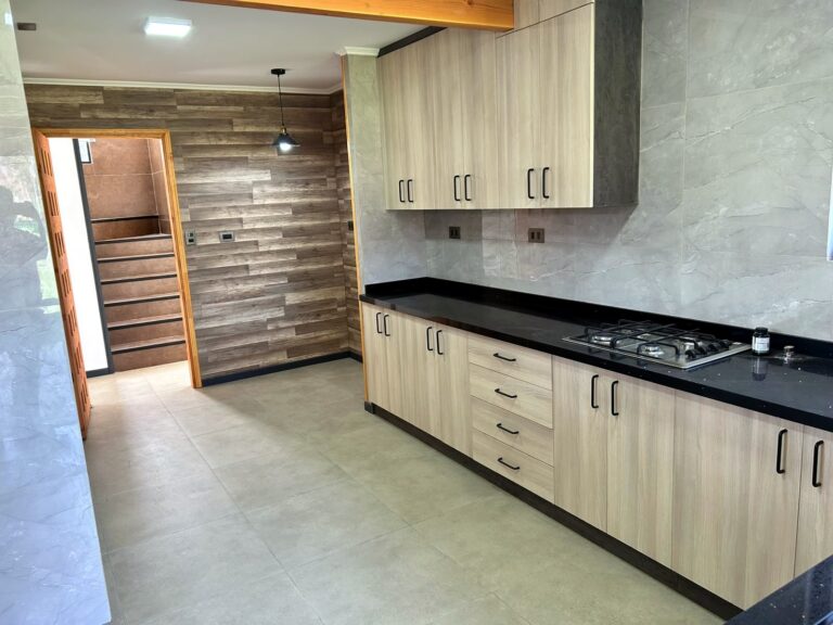 Casa nueva de 4 dormitorios en condominio, vista al volcán — Pucón - Casa 4d3b condominio pucon vista volcan 04 cocina amoblada