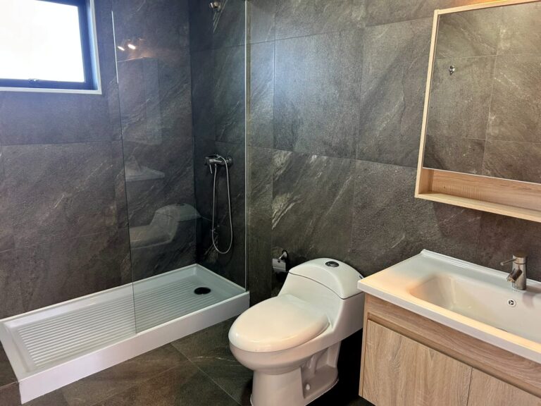 Casa nueva de 4 dormitorios en condominio, vista al volcán — Pucón - Casa 4d3b condominio pucon vista volcan 09 bano ducha vidrio