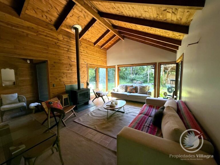 Acogedora casa camino al Volcán, Pucón - Casa pucon camino volcan tinaja bosque 03 living estufa sofas ventanales