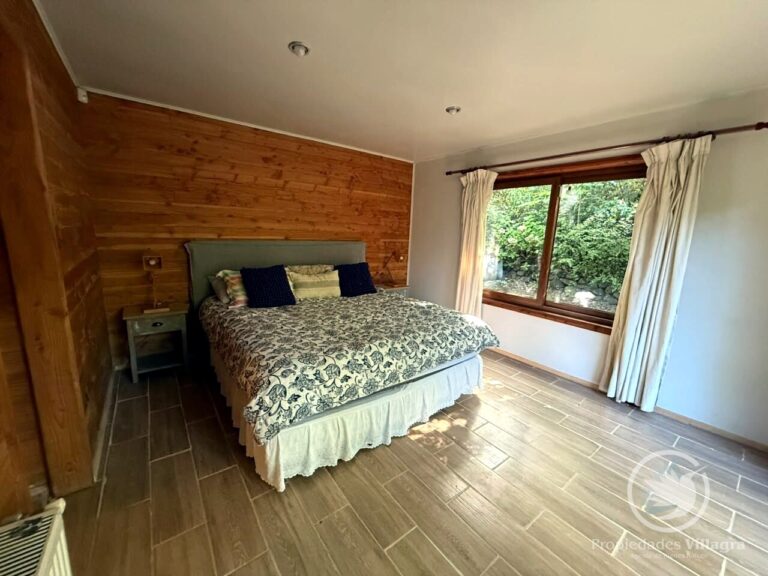 Acogedora casa camino al Volcán, Pucón - Casa pucon camino volcan tinaja bosque 11 dormitorio principal cama ventana