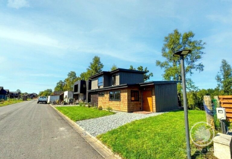 Pucón, casa nueva en condominio Urbano - Casa pucon condominio urbano vista volcan 06 fachada calle amplia dia