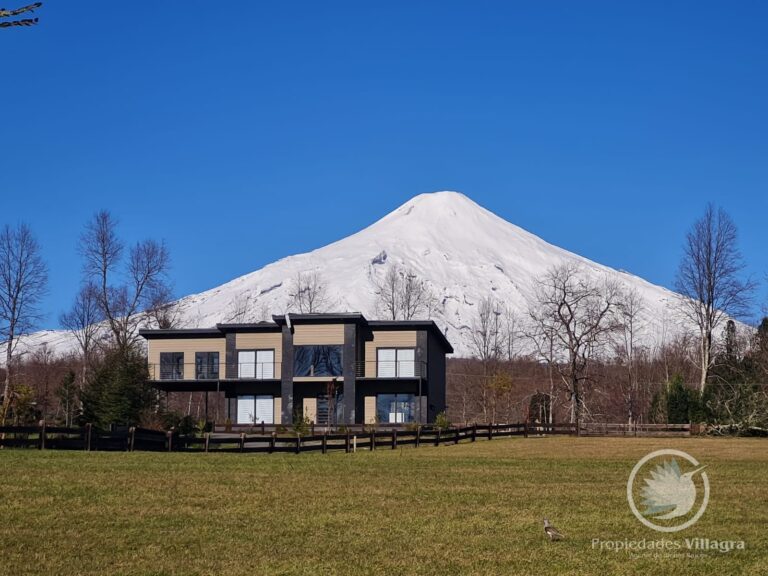 Casa Pucón, condominio Los Riscos (vista Volcán y lago) - Casa pucon los riscos vista volcan lago 01 fachada vista volcan potrero