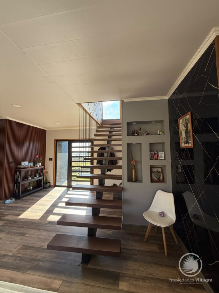 Casa Pucón, condominio Los Riscos (vista Volcán y lago) - Casa pucon los riscos vista volcan lago 15 detalle escalera nichos decorativos