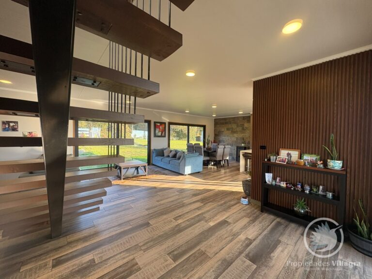 Casa Pucón, condominio Los Riscos (vista Volcán y lago) - Casa pucon los riscos vista volcan lago 16 living vista escalera viga estructural