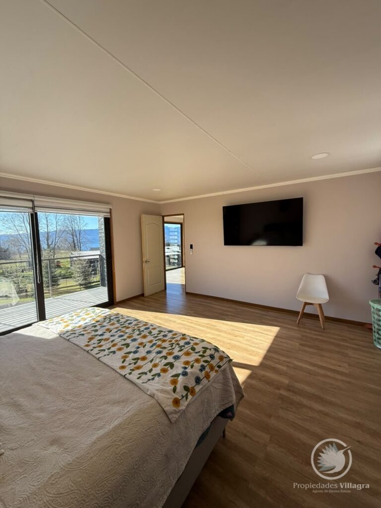Casa Pucón, condominio Los Riscos (vista Volcán y lago) - Casa pucon los riscos vista volcan lago 19 dormitorio principal tv balcon