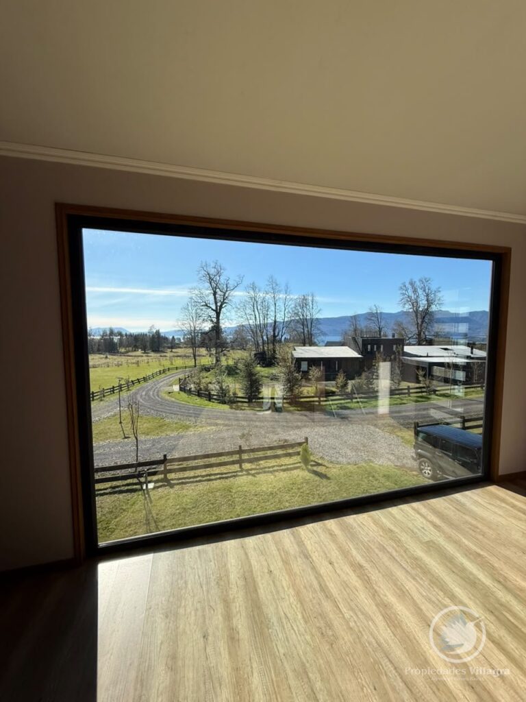 Casa Pucón, condominio Los Riscos (vista Volcán y lago) - Casa pucon los riscos vista volcan lago 28 ventana panoramica vista camino acceso