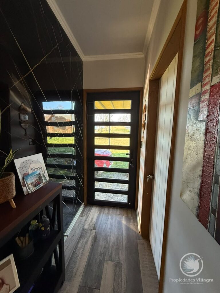 Casa Pucón, condominio Los Riscos (vista Volcán y lago) - Casa pucon los riscos vista volcan lago 30 pasillo acceso trasero