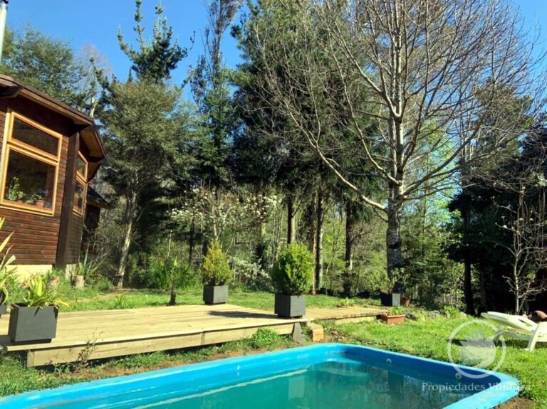 Venta de cómoda y acogedora casa en parcela - Casa pucon parcela 02 piscina jardin deck dia