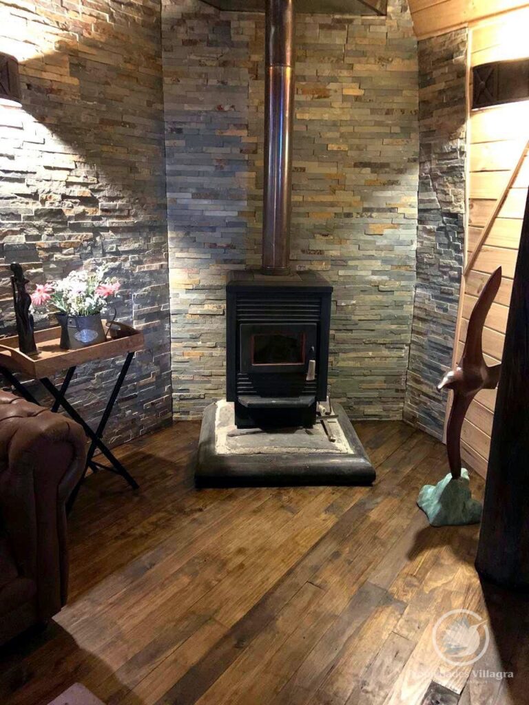 Venta de cómoda y acogedora casa en parcela - Casa pucon parcela 08 living chimenea muro piedra