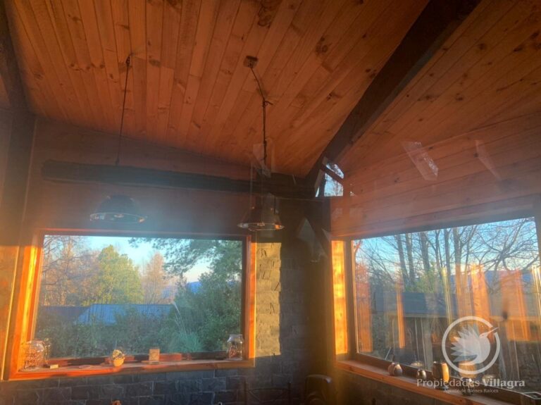 Venta de cómoda y acogedora casa en parcela - Casa pucon parcela 09 living ventanales luz atardecer