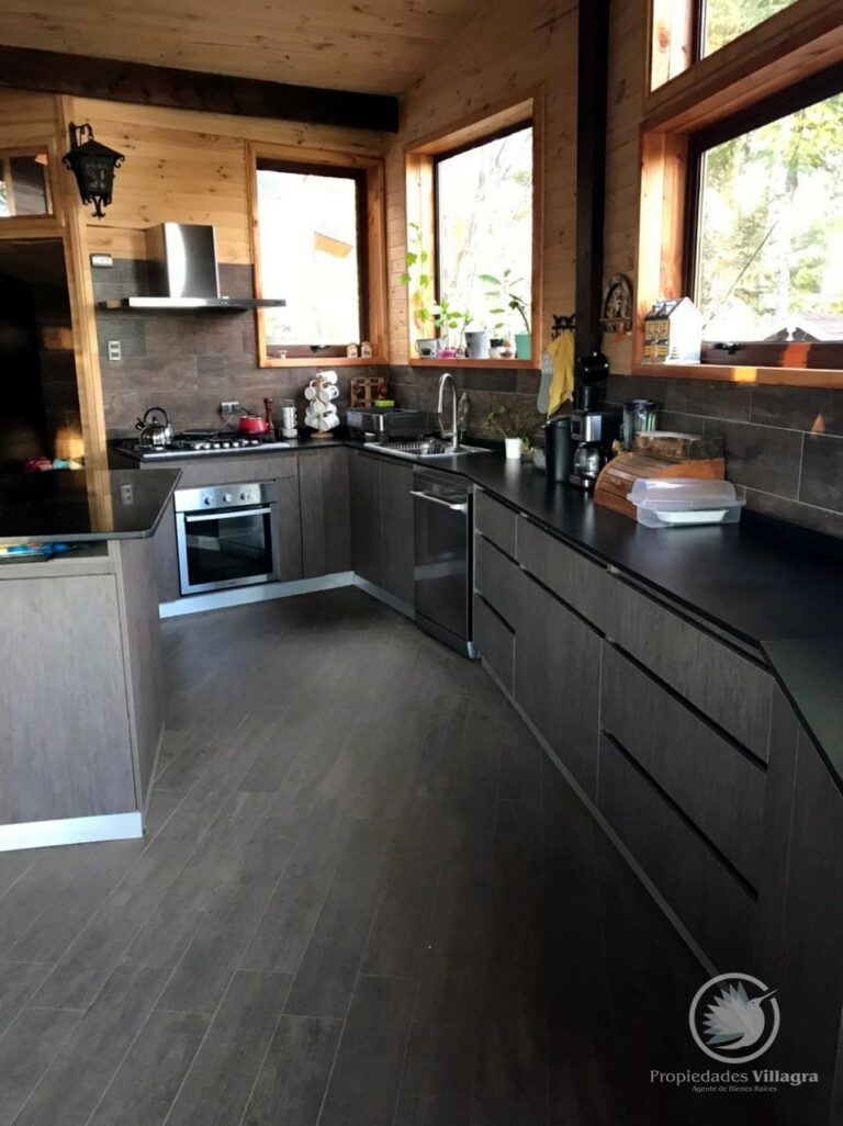 Venta de cómoda y acogedora casa en parcela - Casa pucon parcela 11 cocina amplia banquetas vigas
