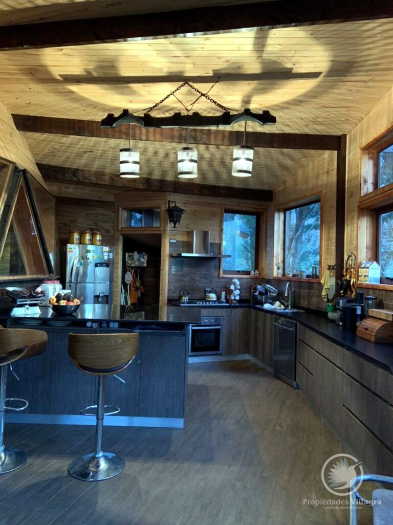 Venta de cómoda y acogedora casa en parcela - Casa pucon parcela 12 cocina amplia banquetas vigas