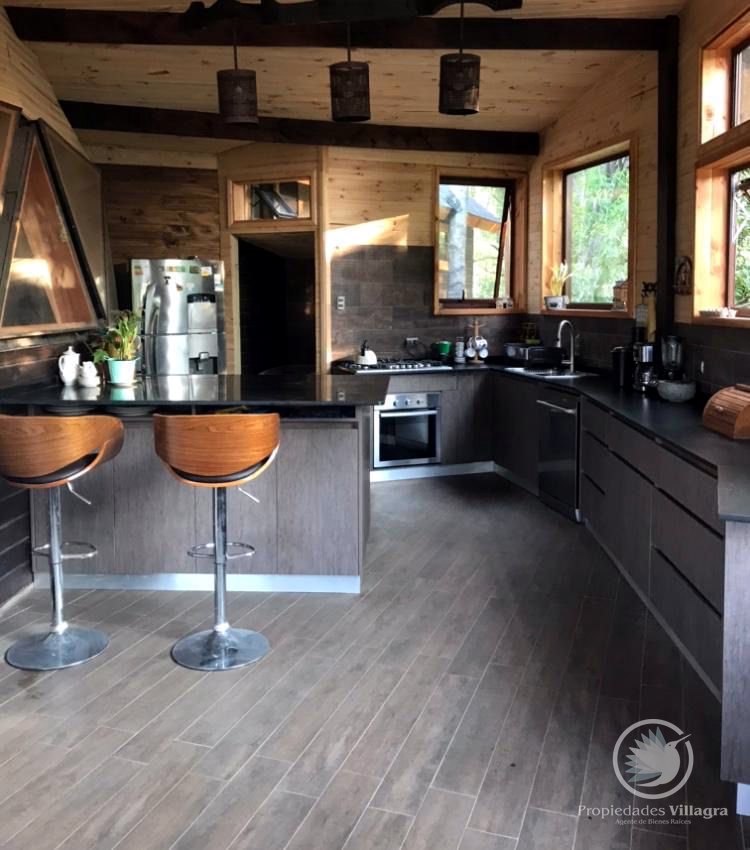 Venta de cómoda y acogedora casa en parcela - Casa pucon parcela 13 cocina amplia banquetas vigas