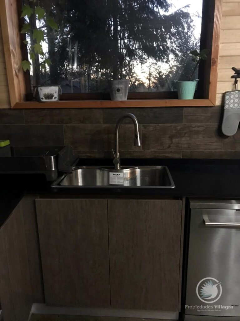 Venta de cómoda y acogedora casa en parcela - Casa pucon parcela 17 cocina fregadero ventana
