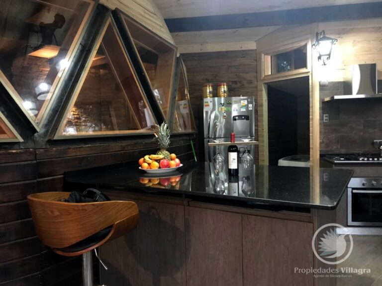 Venta de cómoda y acogedora casa en parcela - Casa pucon parcela 18 cocina barra frutero vino