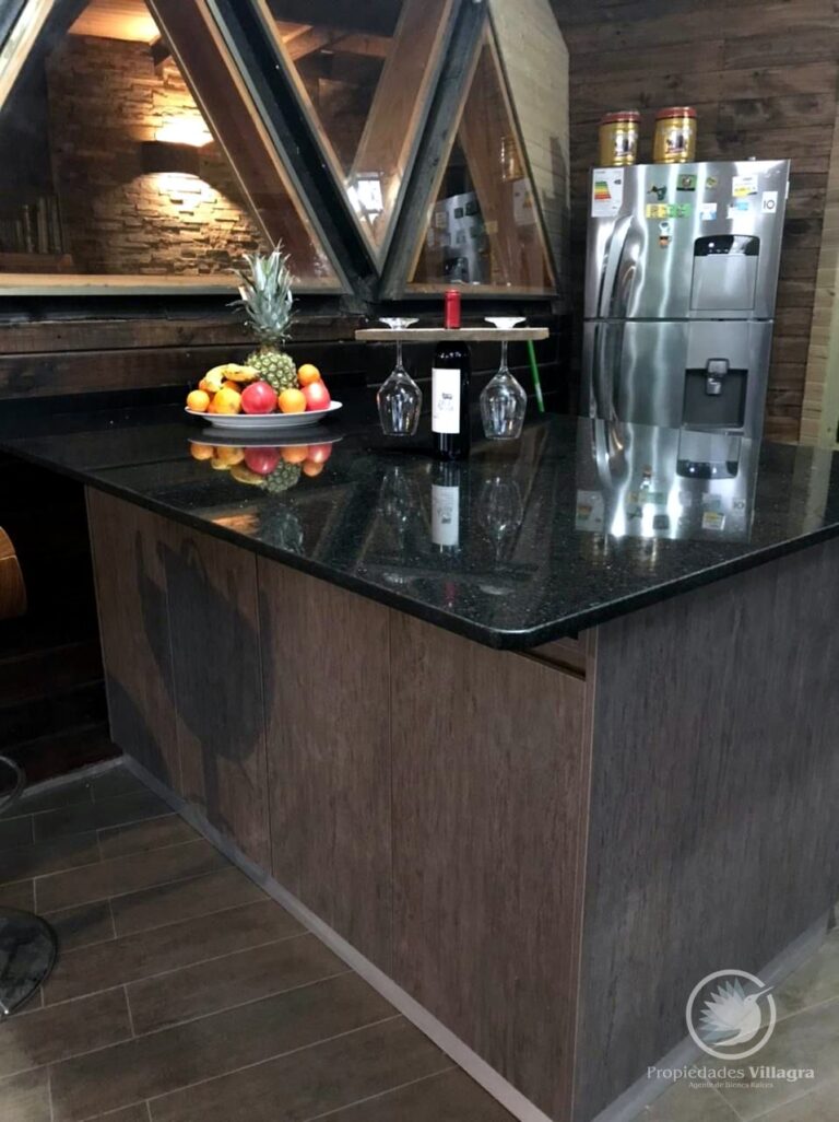 Venta de cómoda y acogedora casa en parcela - Casa pucon parcela 19 cocina barra frutero vino