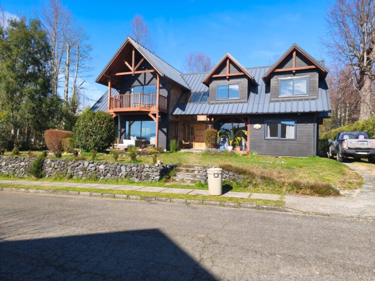 Hermosa Casa Con Vista Al Lago - Casa pucon vistalago 01 fachada frontal