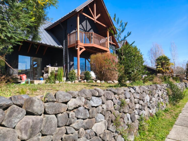 Hermosa Casa Con Vista Al Lago - Casa pucon vistalago 02 fachada muro piedra balcon