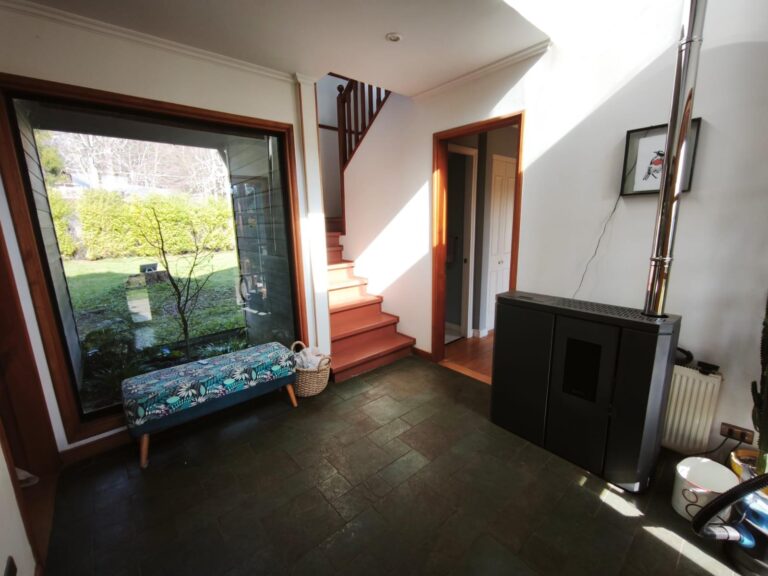 Hermosa Casa Con Vista Al Lago - Casa pucon vistalago 15 hall escalera estufa pellet