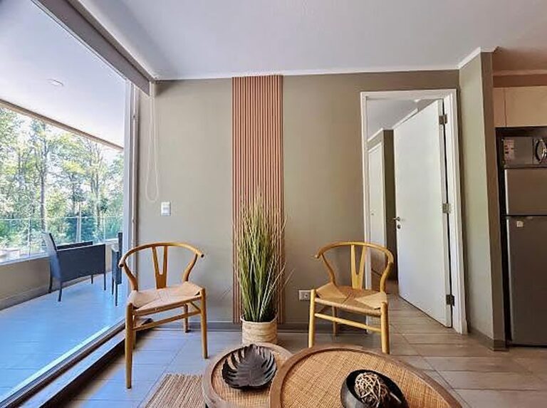 Departamento amoblado con terraza y vista al bosque - Departamento 2d2b pucon altavista bosque 03 living sillones balcon