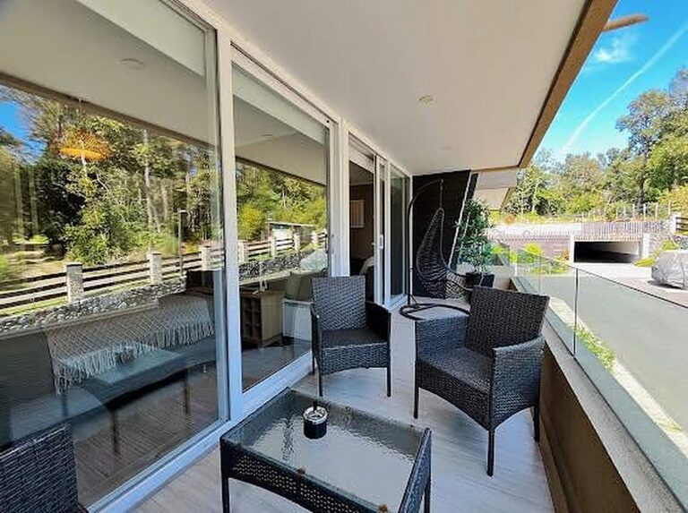 Departamento amoblado con terraza y vista al bosque - Departamento 2d2b pucon altavista bosque 11 terraza detalle