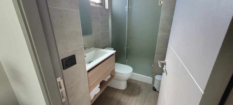 Departamento amoblado de 2 dormitorios y 2 baños - Departamento 2d2b pucon piscina 19 bano 2 lavamanos ducha con mampara