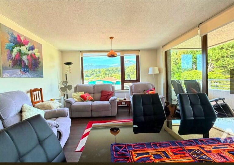 ¡Gran Oportunidad! Amplio e Iluminado Departamento en el Centro de Pucón - Departamento 3d2b centro pucon vista volcan 02 living comedor vista cordillera