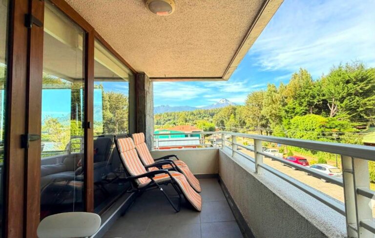 ¡Gran Oportunidad! Amplio e Iluminado Departamento en el Centro de Pucón - Departamento 3d2b centro pucon vista volcan 06 balcon sillones vista volcan