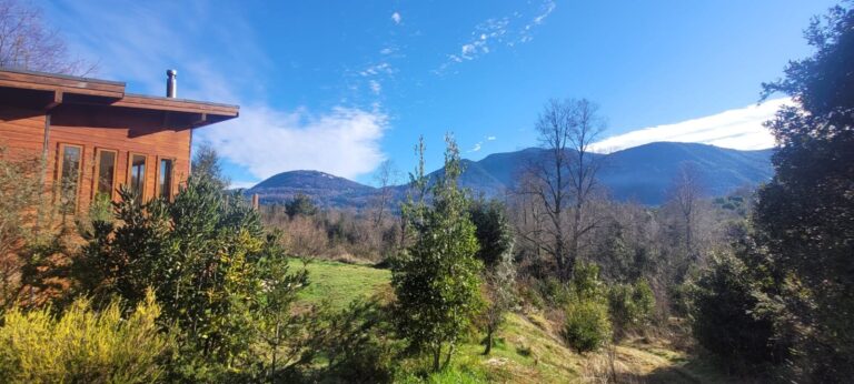 Parcela plana con lomajes en Condominio Altos del Huife - Parcela altos del huife 01 vista cordillera cabana