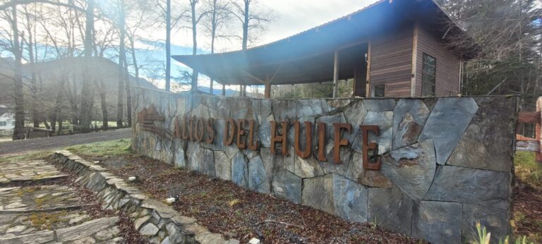 Parcela plana con lomajes en Condominio Altos del Huife - Parcela altos del huife 04 letrero condominio altos del huife