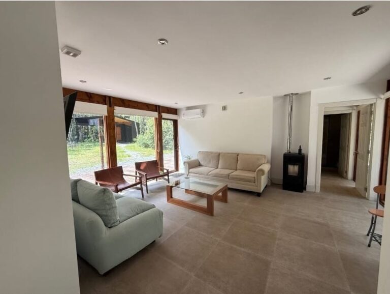 Venta de parcela con acogedora casa en Pucón - Parcela los nevados pucon living estufa